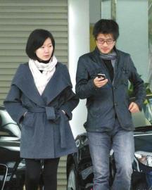 韩寒主编电子杂志 老爸老婆一家子“打杂”