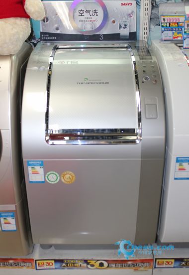 三洋洗衣机XQG90-T1099BHC采用先进的蒸汽式洗涤技术，通过送风扇叶将水击碎成雾状水珠，通过加热器加热，蒸汽喷入洗涤内筒的衣物上，可以提高洗涤的温度，从而提高洗净率。