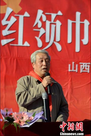 王艾甫被邀请为新加入的少先队员进行革命传统教育的讲座韦亮摄