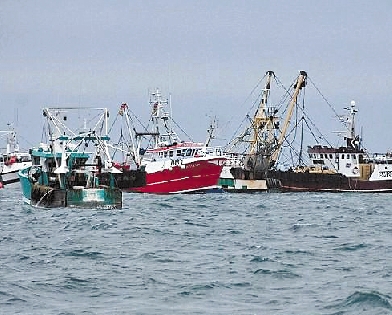 英法近50艘渔船为争捕鱼权大战英吉利海峡