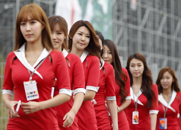 组图:F1韩国站车模排队入场 挥手致意动作可爱