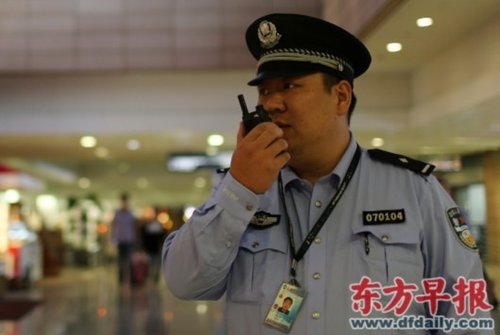 浦东机场巡警为乘客垫钱买机票 9年首见还钱