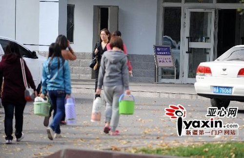 图为事发后，女生所在宿舍楼的门前已经竖起了禁止无关人员入内的牌子。赵宇飞 摄