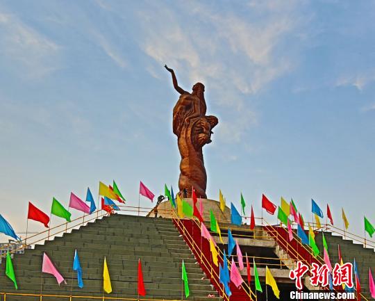 10月14日,随着"伏羲女娲雕像"的揭幕,兰州"华夏人文始祖园"首度对外
