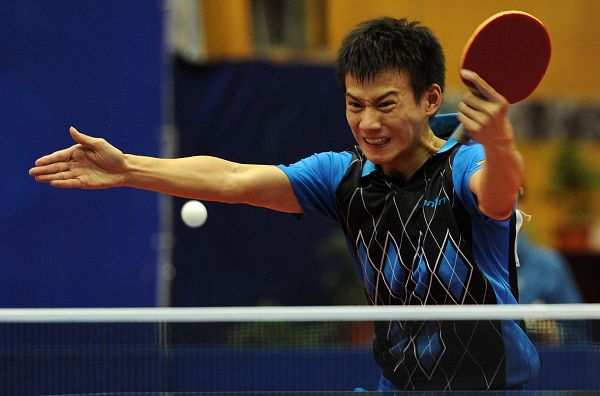 图文:2012乒乓球全锦赛决赛 周雨反手爆冲