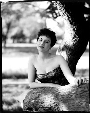 伊莎贝尔·萨里曾当选1954年阿根廷小姐，上过《Life》杂志，在上世纪50年代-70年代是阿根廷的性感象征。 