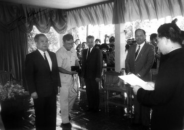 1985年8月，西哈努克（左一）冒险从北京回到柬埔寨，接受张大使（右一）国书