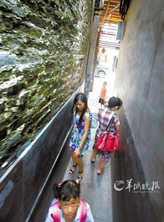 “狭路相逢，礼让三先”是广州市民的传统美德