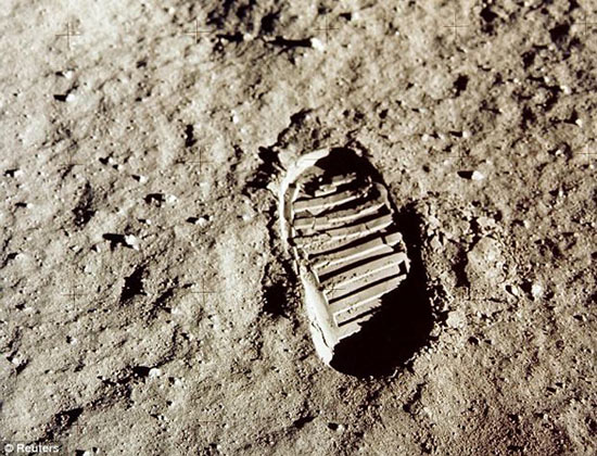 “阿波罗11”号飞船宇航员留下的脚印。月球表面覆盖着数米厚的土壤，科学家认为这或将使人类在月球上建立一个空间站，就地取水，并获得足够的水源。