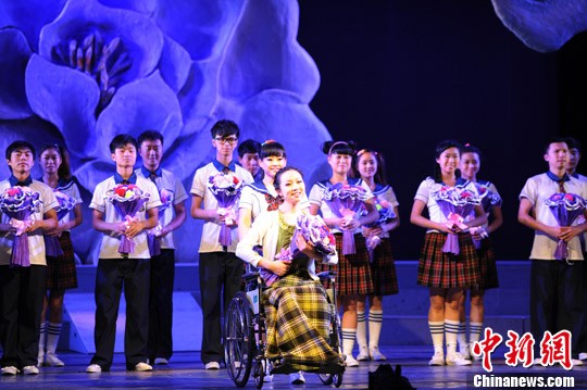 10月16日，讴歌“最美教师”张丽莉事迹的音乐剧《茉莉飘香》在哈尔滨青年宫进行首演。中新社发 刘长山 摄