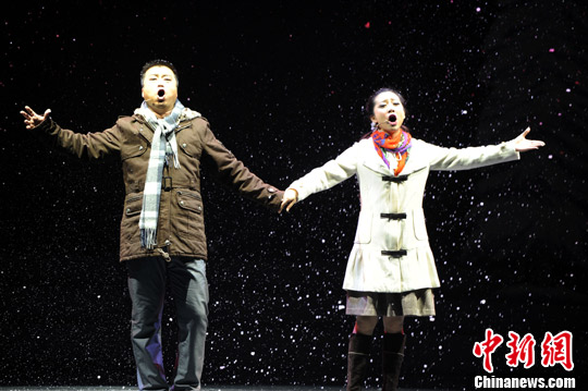 10月16日，讴歌“最美教师”张丽莉事迹的音乐剧《茉莉飘香》在哈尔滨青年宫进行首演。中新社发 刘长山 摄