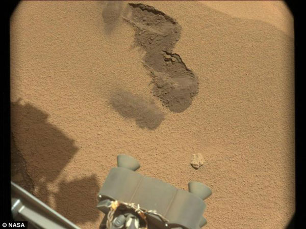 号火星车利用它的机械手臂采集火星土壤样本