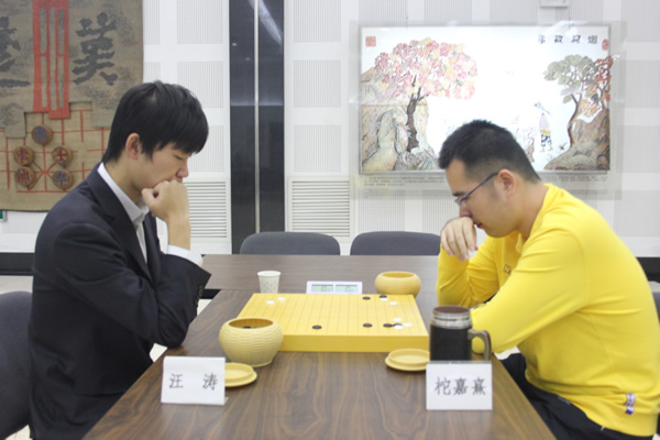 图文:钻石杯围棋龙星战第二轮 汪涛对阵柁嘉熹