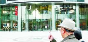 商报讯（记者 刘宇）明日，斥资6亿元、面积超过2000平方米的亚洲地区最大苹果旗舰店将亮相王府井北京apm。这也是苹果在北京地区的第三家门店。