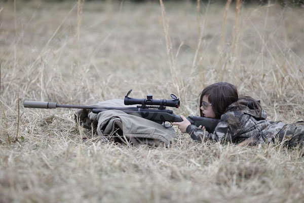 综合 近日,网络上出现了一组5岁女孩手持狙击步枪的照片,迅速走红.