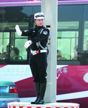 大连22名女交警指挥交通比赛引市民围观(图)