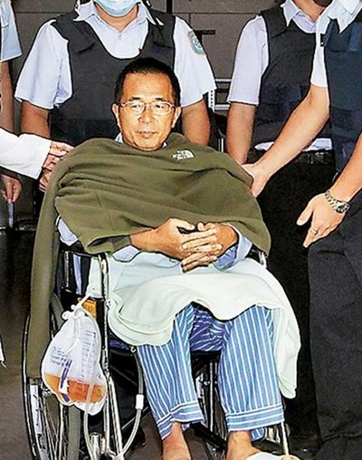 陈水扁将继续留在北荣接受治疗。图为日前戒护人员推着扁去做检查。 台湾《苹果日报》