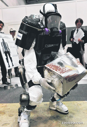 日本研究员昨天在东京举行的“日本机器人周”展览会上，示范如何使用新型机械服。法新社