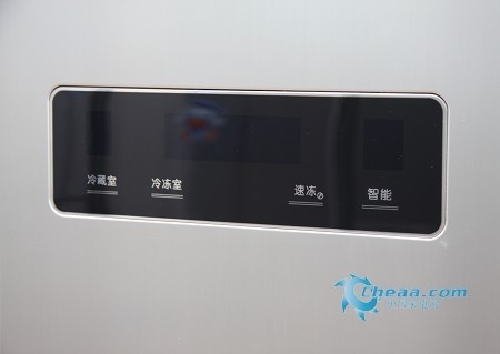 海信BCD-576WT/A冰箱的控制面板设计较为人性化，具有双温度显示功能，便于您了解冰箱的工作状态。