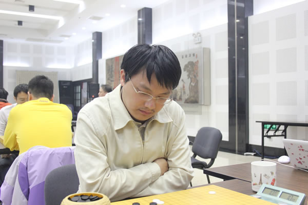 胡耀宇抱臂思考