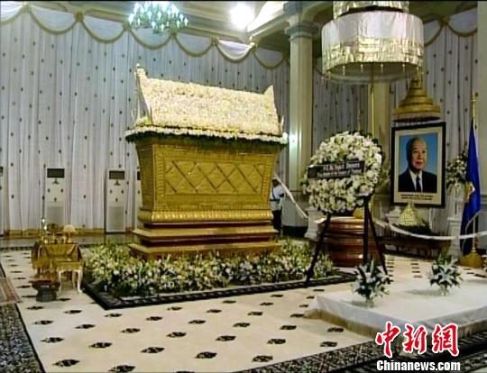 柬埔寨西哈努克太皇的灵柩17日从北京回到首都金边，遗体安放在皇宫金殿，供民众吊唁三个月后，将按照佛教仪式火化。中新社发 谭达明摄