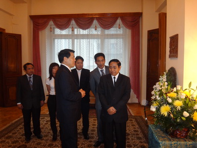 李大使向柬埔寨驻俄大使表示慰问