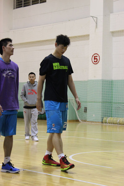 组图:福建男篮进行训练 王哲林多角度苦练三分