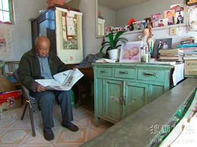 搜狐娱乐讯 每逢佳节倍思亲,九九重阳老人节山东卫视再度倾力打造的重阳晚会成为各大卫视民俗晚会的领跑者。据悉,山东卫视这台名为重阳• 九重礼的晚会邀请了李谷一、赵忠祥、邓玉华、德德玛等最受观众喜爱的老艺术家,同时此次晚会还盛邀诺贝尔文学奖获得者、山东籍作家莫言90高龄的老父亲为全国的老年朋友送上节日的祝福。