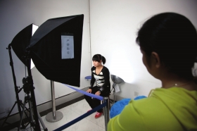 10月22日，长沙市雨花公安分局，赵常玲坐在灯架前拍摄身份证照片。对于她来说，这是一个新的开始。图/记者辜鹏博