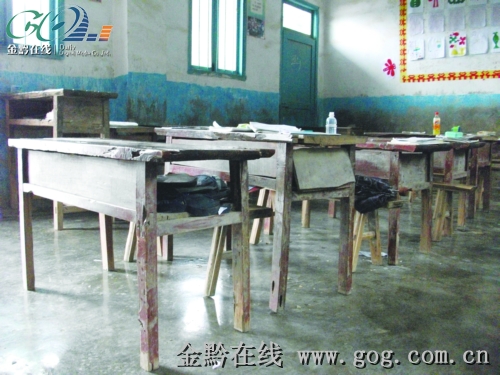贵州村干部网上发帖求捐助:村里小学课桌用了30年(组图)