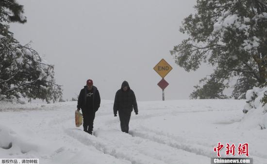 美国北加州遭暴雪袭击 交通受阻将持续数日图