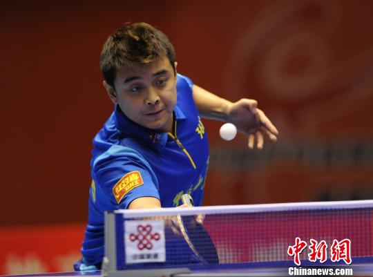 图为霸州海润队崔庆磊在比赛中击球。白云水摄