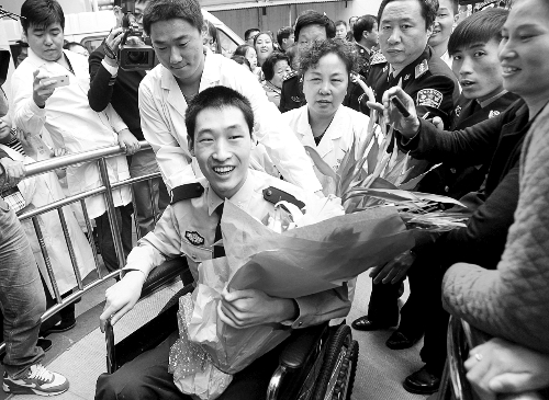 昨日上午，英雄李博亚回到郑州，受到家乡人民的热烈欢迎。