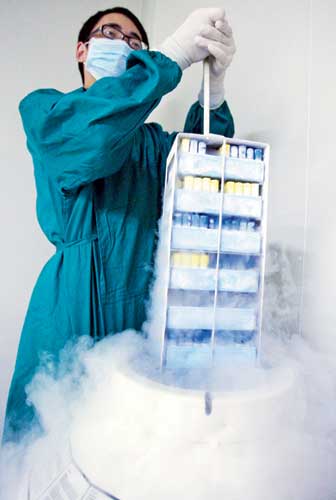 江西省人类精子库的第一支冷冻精液“出炉”。