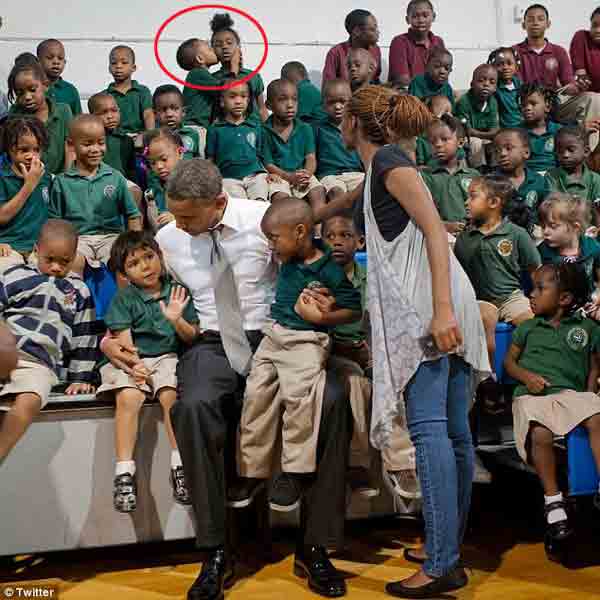美国小男孩与奥巴马合照时强吻女同学抢镜(图