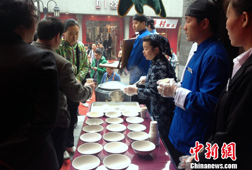 传统“大碗茶”再现北京街头(图)-搜狐新闻