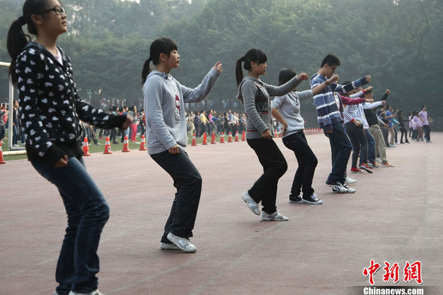 重庆3千名中学生课间操跳《江南style》[高清组