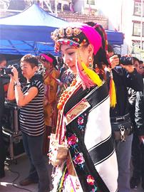 66名丹巴美女 争当那朵金花(组图)