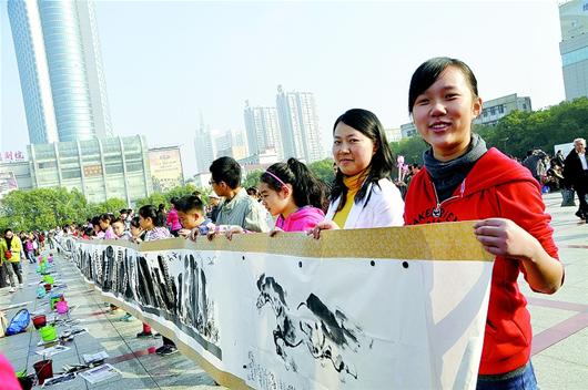 湖北日报讯 昨日,喜迎十八大,"百米长卷童心绘家乡"活动在宜昌市夷陵