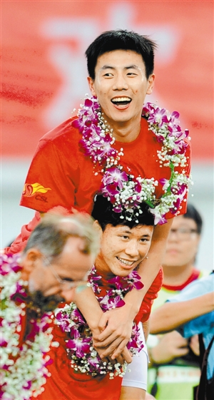 冯潇霆/冯潇霆抱着女儿一起庆祝球队夺冠。
