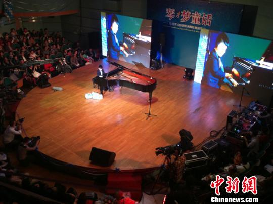 陈光标儿子陈启天在钢琴演奏会上弹奏钢琴曲朱晓颖摄