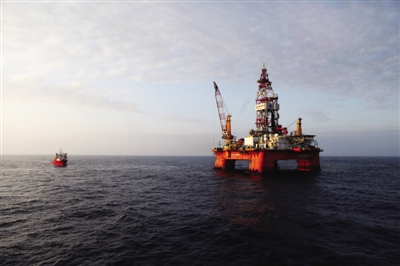 3月8日，南海，“海洋石油981”深水钻井平台全景图。5月，“海洋石油981”、“海洋石油201”相继在南海成功开钻，拉开了中国海油进军深海油气开发的序幕。