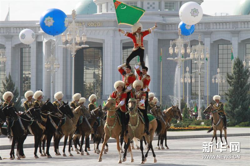 10月27日,土库曼斯坦在首都阿什哈巴德中心广场举行阅兵式和群众游行