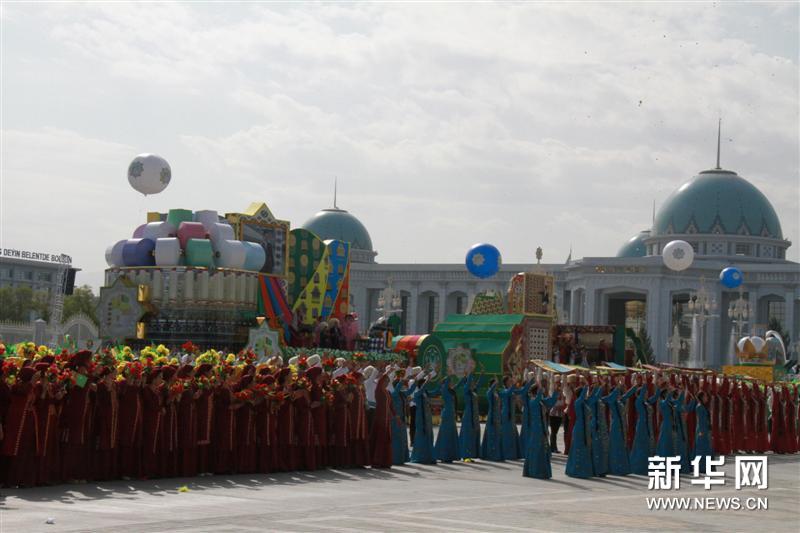 10月27日,土库曼斯坦在首都阿什哈巴德中心广场举行阅兵式和群众游行