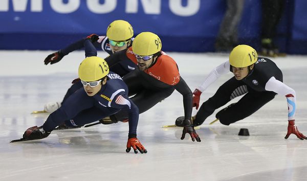 组图:加拿大短道队主场扬威 男女队包揽领奖台