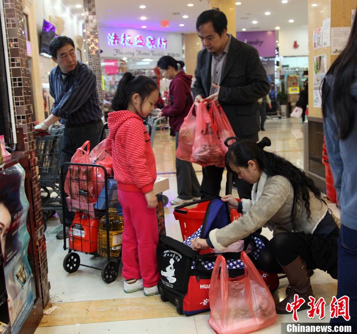 纽约市民储备食品应对飓风 买空超市货架(高清