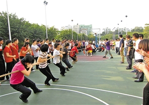 民强社区拔河比赛现场人山人海,十分热闹.