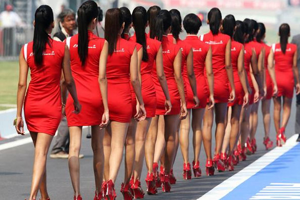 组图:F1印度站赛车宝贝红裙惊艳 大秀性感美臀