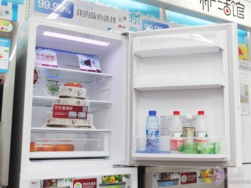 冷藏室内部具有全新的99.99%净味抗菌效果，源自4层净率系统革新四层净率系统，实现99.99%净味抗菌效果，为食物提供纯净储存空间。