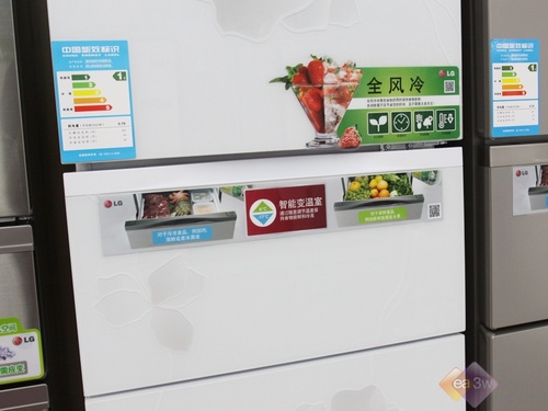 在技术上，冰箱是全风冷设计，冰箱在制冷的过程中不产生霜，更加洁净，食物不粘连。在结构上，冰箱的中门设计比较特殊，抽拉设计保证冰箱食物被便捷的拿取。